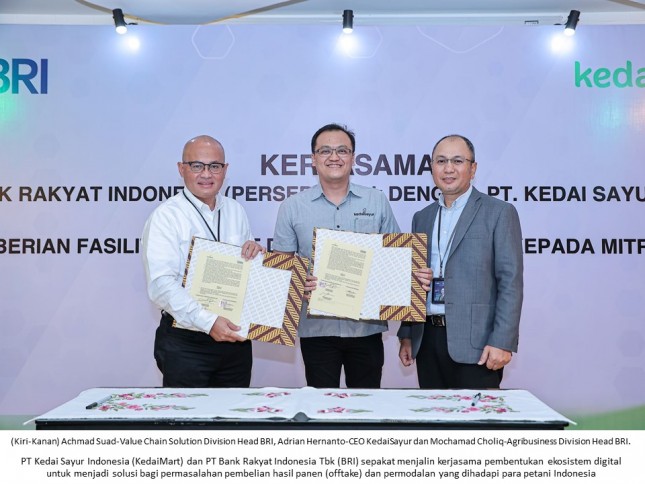 the Memorandum of Understanding was signed by KedaiSayur’s CEO Adrian Hernanto and Agribusiness Division Head BRI Mochamad Choliq as well as Value Chain Solution Division Head Bank Rakyat Indonesia on August 29th, 2022 at the BRI Head Office.