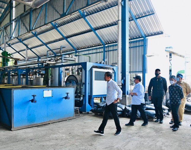 President Jokowi at the inspection at PT Wika Bitumen, Buton regency, Southeast Sulawesi province, Tuesday (09/27). (Photo by: BPMI Presidential Secretariat/Laily Rachev)