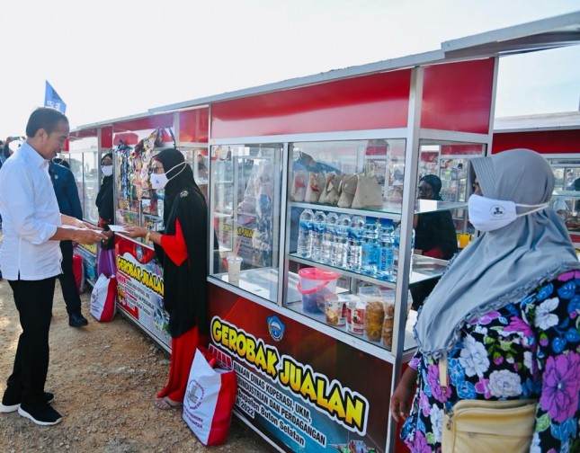 President Jokowi distributes direct cash assistance in South Buton regency, Southeast Sulawesi province, Tuesday (09/27). (Photo by: BPMI Presidential Secretariat/Laily Rachev)