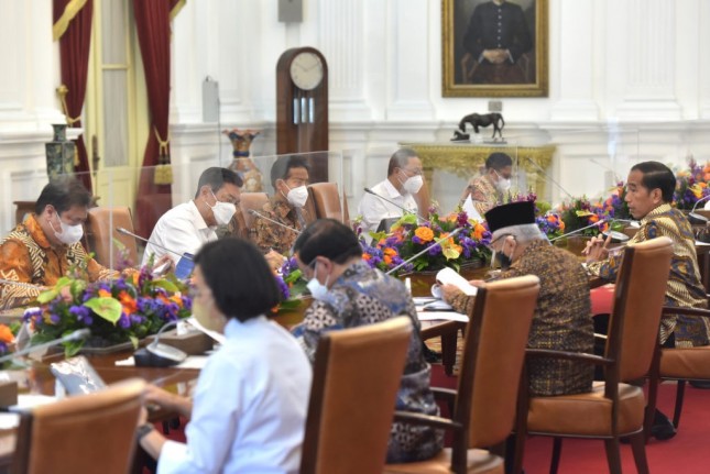 President Jokowi leads a meeting on G20 Summit preparation at Merdeka Palace in Jakarta, Monday (10/03). (Photo by: PR of Cabinet Secretariat/Agung) 