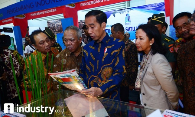 President Jokowi accompanied by State Minister of State Own Enterprises, Minister of PUPR and President Director of Bank BTN at IPEX 2017