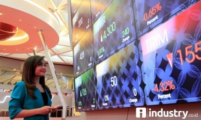 A woman is paying her attention to the Jakarta Composite Index board movement. (Document of INDUSTRY.co.id)