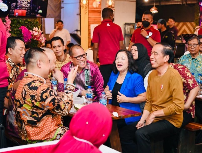 President Jokowi dan Ibu Iriana joined editors in chief of national and North Sumatra local media, Wednesday night (08/02/2023). (Photo: BPMI Setpres/Laily Rachev)