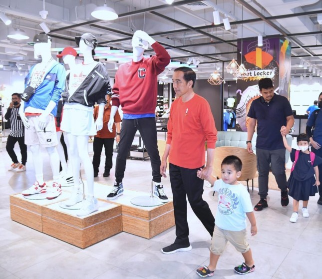Indonesian President Joko Widodo (Jokowi) visited DeliPark Mall, Medan City, North Sumatra Province, on Thursday (09/02/2023). (Photo: BPMI Setpres/Rusman)