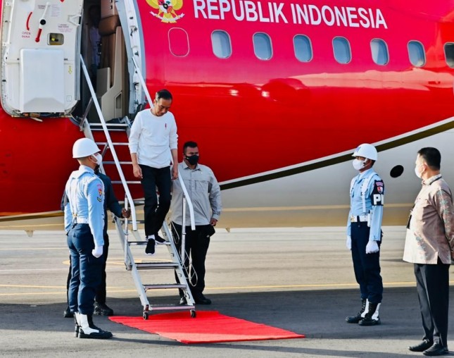 President Jokowi arrives at Malikussaleh Airport, North Aceh regency, Aceh province, Friday (02/10/2023). (Photo by: BPMI of Presidential Secretariat/Laily Rachev)
