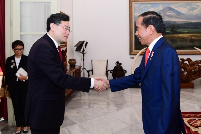 President Jokowi welcoming the arrival of Chinese Foreign Minister Qin Gang, Wednesday (22/02/2023), at the Merdeka Palace, Jakarta. (Photo: BPMI Setpres/Lukas )