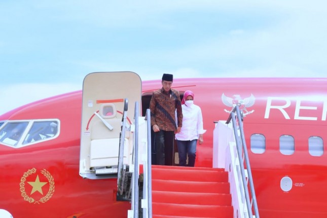 President Jokowi accompanied by Mrs. Iriana Joko Widodo arrived at Sultan Aji Muhammad Sulaiman Sepinggan International Airport, Balikpapan City, East Kalimantan Province, on Wednesday (22/02/2023). (Photo: BPMI Setpres/Rusman)