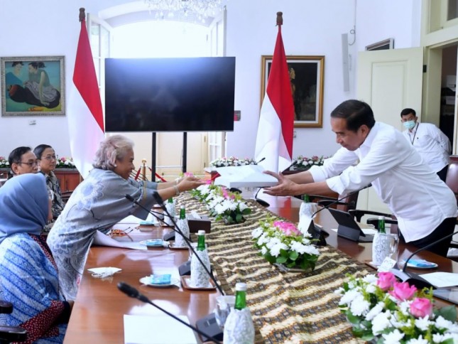 President Jokowi received the election panel for KPPU member candidates for the 2023-2028 term, at the Bogor Presidential Palace, West Java, Monday (27/02/2023). (Photo: BPMI Setpres) 
