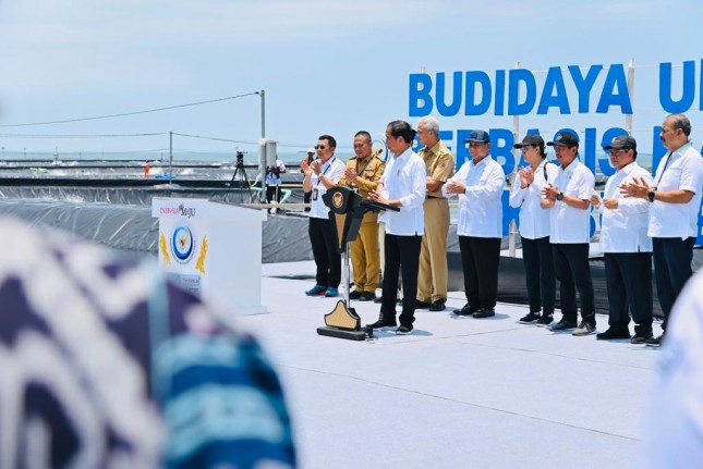 President Jokowi when inaugurating a shrimp pond, in Kebumen, Central Java, Thursday (09/03/2023). (Photo: BPMI Setpres)