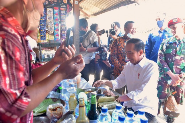 President Jokowi visited Mendenrejo Market, Blora, Central Java, Friday (10/03/2023). (Photo: Public Relations of Setkab/Agung)