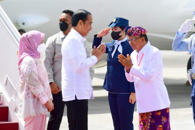 President Jokowi and Mrs. Iriana arrived at I Gusti Ngurah Rai International Airport, Badung Regency, Monday (13/03/2023) to be welcomed by the Governor of Bali I Wayan Koster and his wife. (Photo: BPMI Setpres/Muchlis Jr)