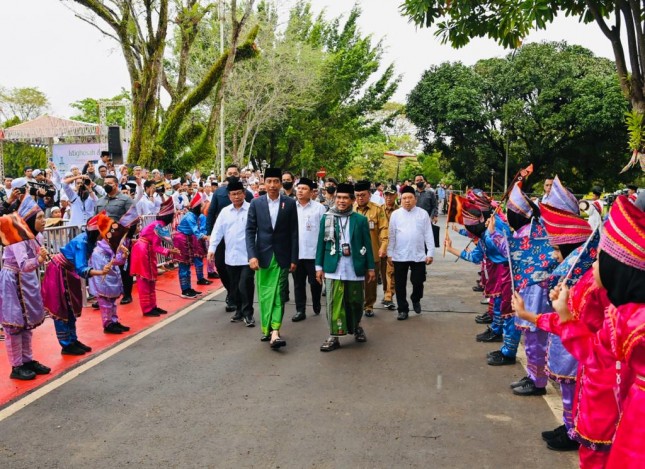 President Jokowi attended the Istigasah and Joint Prayer of Rabithah Melayu-Banjar, Friday (17/03/2023), at the Tabalong Shining Pendopo Complex, Tabalong, South Kalimantan. (Photo: BPMI Setpres/Laily Rachev)