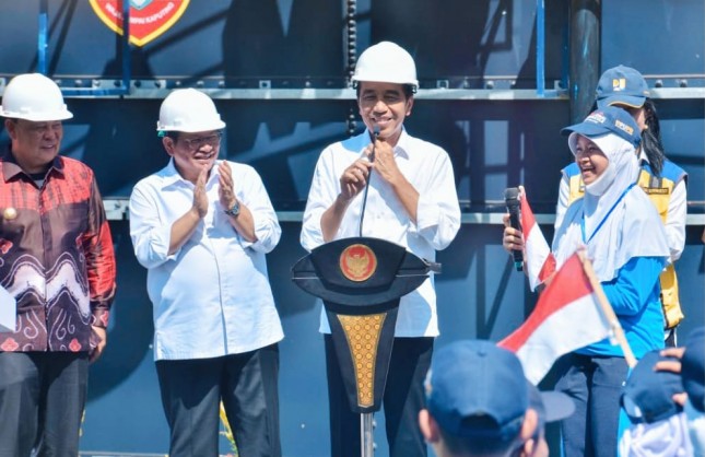 President Jokowi accompanied by Cabinet Secretary Pramono Anung when inaugurating the Banjarbakula SPAM, Friday (17/03/2023), in Banjarbaru City, South Kalimantan. (Photo: Public Relations of Setkab/Jay)