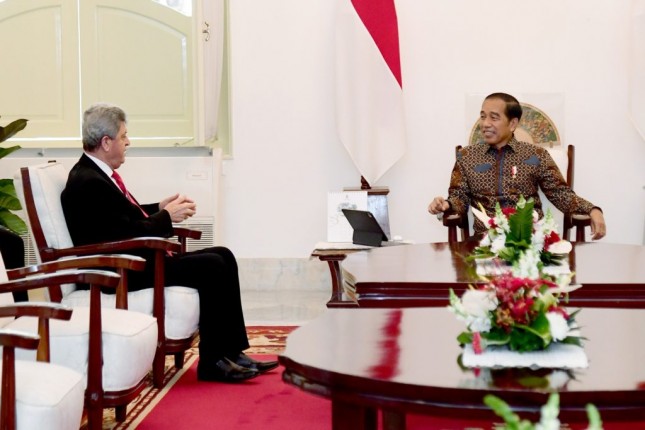 President Jokowi when receiving the Palestinian Ambassador to Indonesia, Zuhair Al-Shun, at the Merdeka Palace, Jakarta, on Friday (24/03/2023). (Photo: BPMI Setpres/Lukas)