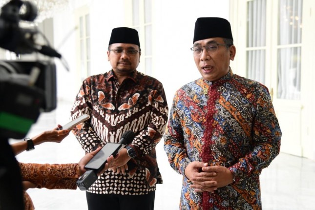 PBNU Chairman Yahya Cholil Staquf accompanied by Minister of Religion Yaqut Cholil Qoumas gives a press statement after meeting with President Jokowi at Merdeka Palace, Jakarta, Friday (24/03/2023). (Photo: BPMI Setpres/Lukas)