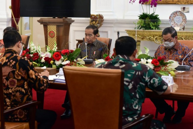President Jokowi accompanied by Cabinet Secretary Pramono Anung chaired a meeting regarding the Availability of Staples and Preparation for the 1444 H Eid Mudik, (Photo: Public Relations of Setkab/Rahmat)