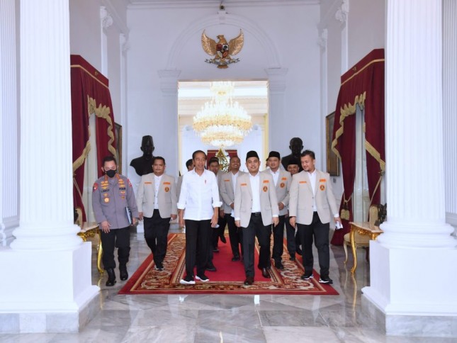 President Jokowi accompanied by National Police Chief General Listyo Sigit Prabowo when receiving a visit from PP Pemuda Muhammadiyah representatives, Monday (27/03/2023), at the Merdeka Palace, Jakarta. (Photo: BPMI Setpres/Rusman)