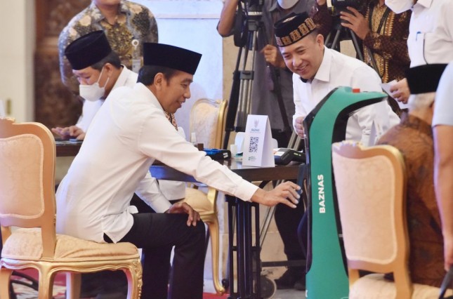 President Jokowi handed over zakat through BAZNAS, Tuesday (28/03/2023), at the State Palace, Jakarta. (Photo: BPMI Setpres/Jay)