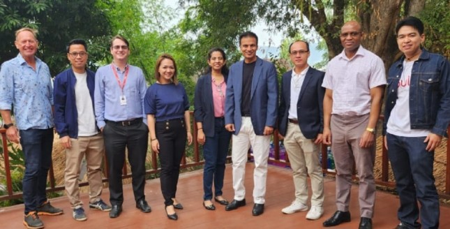 Bruce Hancock, CEO of Bangkok-based Naruna, (Left)