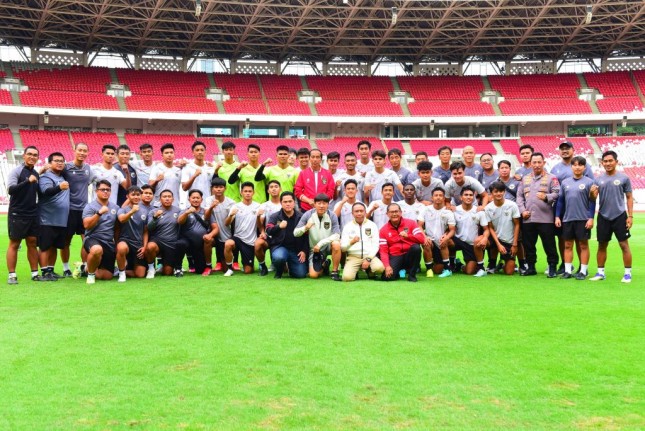 President Jokowi accompanied by PSSI Chairman Erick Thohir met with the U-20 Indonesian National Team players, Saturday (01/04/2023), at the GBK Stadium, Jakarta. (Photo: Public Relations of Setkab/Rahmat)