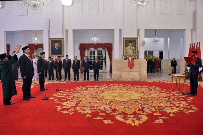 President Jokowi appointed Menpora Dito Ariotedjo and Head of BNPT Rycko Amelza Dahniel, at the State Palace, Jakarta, Monday (03/04/2023). (Photo: Public Relations of Setkab/Agung)