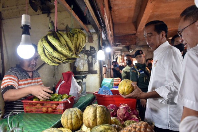 President Jokowi accompanied by Trade Minister Zulkifli Hasan reviews food prices at the Rawamangun Market, Jakarta, Wednesday (05/04/2023). (Photo: Public Relations of Setkab/Rahmat)