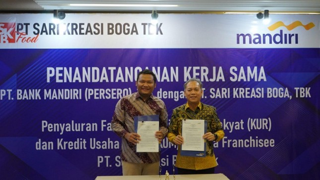 The President Director of SKB Food, Eko Pujianto (left) during the signing of a collaboration with Bank Mandiri at Wisma Mandiri II, Jakarta, on Tuesday (April 11, 2023).