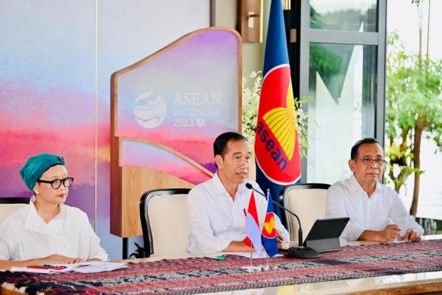 President Jokowi accompanied by Minister of Foreign Affairs Retno Marsudi and Minister of State Secretary Pratikno delivers press statement in Labuan Bajo, Monday (05/08). (Photo: BPMI)