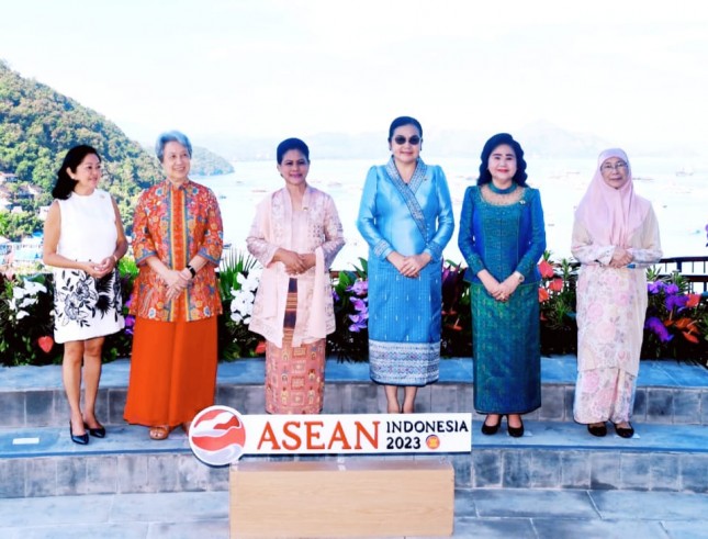 Mrs. Iriana Joko Widodo holding a tea party with ASEAN leaders' companions on the 2nd floor of Puncak Waringin, West Manggarai Regency, NTT, on Wednesday (10/05/2023) morning. (Photo: BPMI Setpres/Rusman)