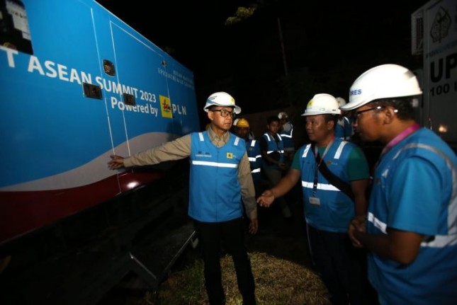 President Director of PLN, Darmawan Prasodjo (middle) inspecting the electrical support for the ASEAN Summit in Labuan Bajo, East Nusa Tenggara.