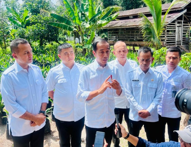 The President gives a press statement at SMK PPN 1 South Kualuh, North Labuhanbatu Regency, North Sumatra Province, Wednesday (17/05/2023). (Photo: BPMI Setpres/Laily Rachev) 