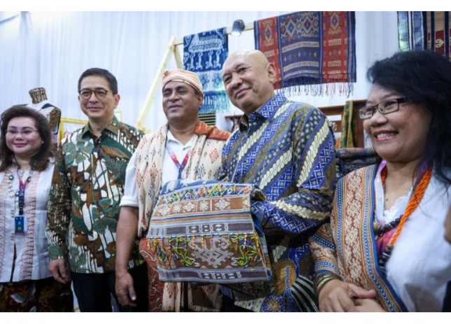 Cooperatives and SMEs Minister is accompanied by Chairperson of ASEAN-BAC Arsjad Rasjid during the inauguration of ASEAN Weekend Market, Friday (09/02). (Photo by: PR of Cooperatives and SMEs Ministry) 