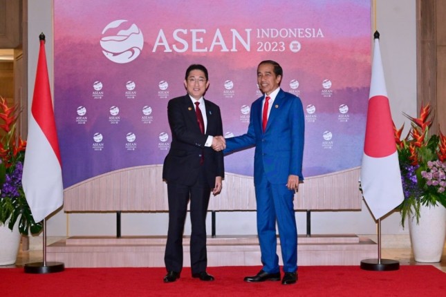 President Jokowi shakes hands with PM of Japan Fumio Kishida at JCC in Jakarta, Thursday (09/07). (Photo by: BPMI of Presidential Secretariat) 