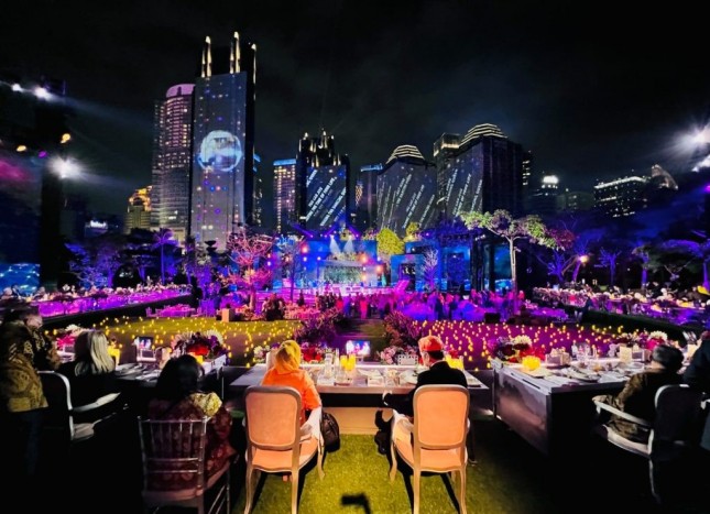 Participants of the 43rd ASEAN Summit enjoy the gala dinner at Hutan Kota GBK in Jakarta, Wednesday (09/06). (Photo by: BPMI of Presidential Secretariat)