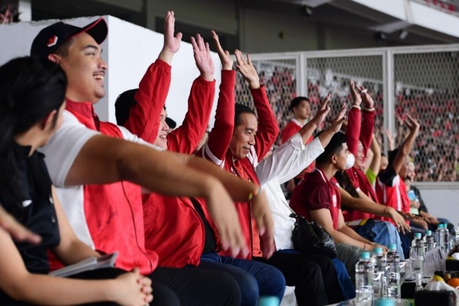 President Jokowi accompanied by First Lady Iriana Joko Widodo and a number of ministers watch Indonesia-Brunei Darussalam football match at Gelora Bung Karno (GBK) Main Stadium, Jakarta, on Thursday (10/12). 