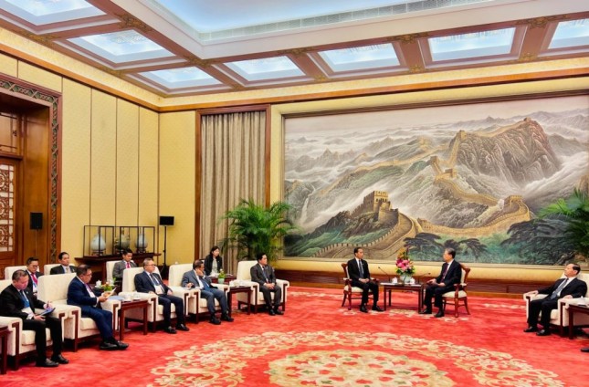 President Jokowi held a bilateral meeting with Chairman of the PRC National People's Congress Zhao Leji, Wednesday (18/10/2023), at the Great Hall of the People, Beijing. (Photo: BPMI Presidential Secretariat)
