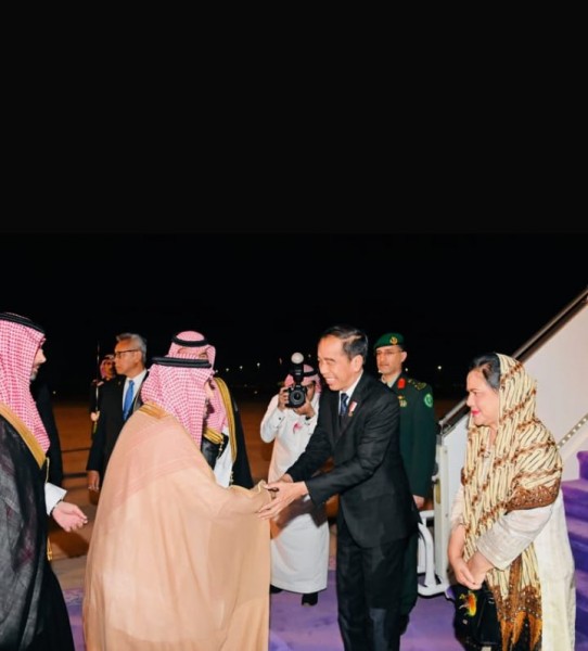 President Jokowi and Mrs. Iriana at King Khalid International Airport, Riyadh, Saudi Arabia (18/10/2023). (Photo: BPMI Setpres/Laily Rachev)