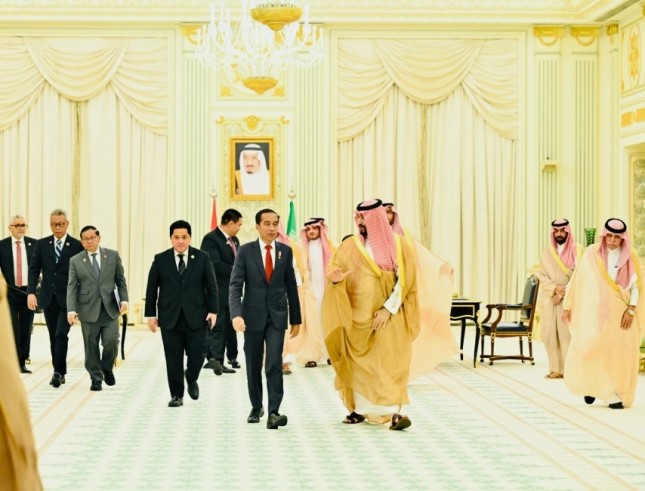 President Jokowi meets with Prime Minister of the Kingdom of Saudi Arabia Mohammed bin Salman al-Saud at Al-Yamamah Palace, Riyadh, Thursday (10/19). (Photo by: BPMI of Presidential Secretariat/Laily Rachev)