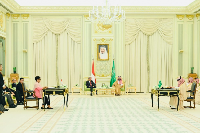 President Jokowi and Prime Minister of Saudi Arabia witnessing the signing of a number of Memoranda of Understanding between the Government of Indonesia and the Kingdom of Saudi Arabia. (Photo: the Presidential Secretariat/Laily Rachev)