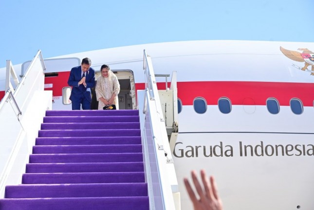 President Jokowi and the First Lady depart to Indonesia from King Khalid International Airport, Riyadh, Saudi Arabia, Friday (10/20). (Photo by: BPMI of Presidential Secretariat/Muchlis Jr)