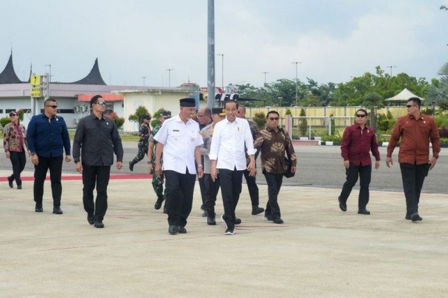 President Jokowi arrives at Minangkabau International Airport, Padang Pariaman regency, on Wednesday (10/25). He welcomed by the Governor of West Sumatra Mahyeldi Ansharullah. (Photo by: BPMI of Presidential Secretariat/Rusman)