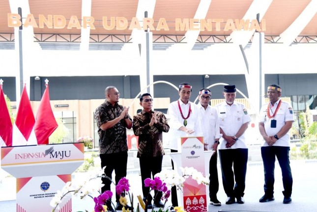 President Jokowi inaugurates the Mentawai Airport in Mentawai Islands regency, West Sumatra province, Wednesday (10/25). (Photo by: BPMI of Presidential Secretariat/Rusman) 