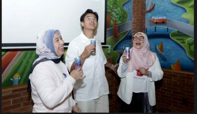 From left to right - Fitriana Adhisti, Frontline Marketing Manager Coca-Cola Indonesia; Dion Wiyoko, an Indonesian actor; Fauziah Syafarina, Communications Manager Coca-Cola Indonesia, Malaysia and Singapore. (Photo: Coca-Cola Indonesia)