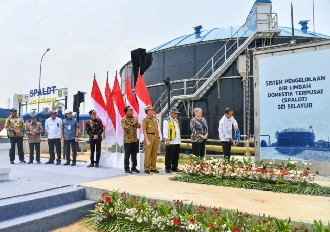 President Jokowi inaugurates the Sei Selayur Centralized Domestic Waste Water Management System located in Kalidoni District, Palembang City, South Sumatra,(Photo: Presidential Secretariat’s Information,(BPMI)/Vico)