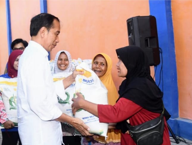President Jokowi Thursday (10/26) inspects a Bulog warehouse in Campang Raya, Bandar Lampung city, Lampung province. (Photo by: BPMI of Presidential Secretariat/Rusman)