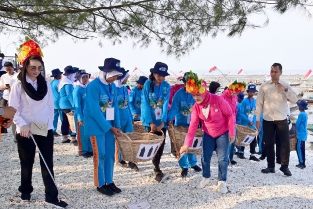 First Lady Ibu Iriana Joko Widodo, accompanied by Ibu Wury Ma’ruf Amin and OASE KIM members carry out beach clean-up activities at Suroboyo Park, Surabaya city,(Photo by: BPMI of Presidential Secretariat/Muchlis Jr)