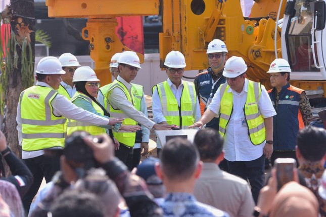 Minister of Transportation Budi Karya Sumadi representing President Jokowi groundbreaking the construction of LRT Phase 1B on the Velodrome-Manggarai route, Monday (30/10/2023), (Photo: Regency Secretariat Public Relations/Rahmat) 