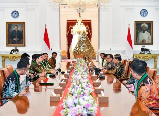 President Jokowi received a visit from the Executive Board of the Islamic Student Association (PB HMI) at the Merdeka Palace, Jakarta, Wednesday (08/11/2023). (Photo: BPMI Setpres/Vico)