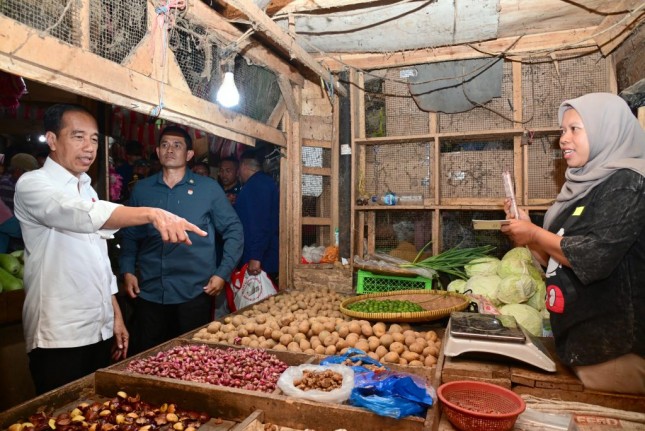President Jokowi reviews food prices at Citeko Market, Purwakarta Regency, West Java, Thursday (09/11/2023). (Photo: BPMI Setpres/Muchlis Jr) 
