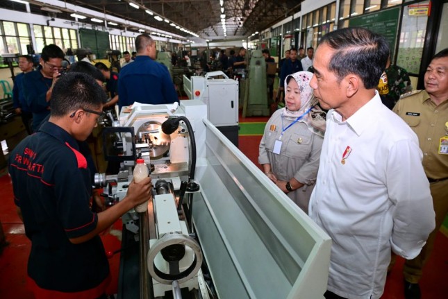 President Jokowi reviewed the learning process at SMK Negeri 1 Purwakarta, Purwakarta Regency, West Java, Thursday (09/11/2023). (Photo: BPMI Presidential Secretariat)